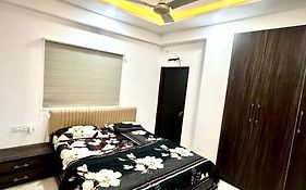 Cozy 2Bhk With Balcony & Kitchen