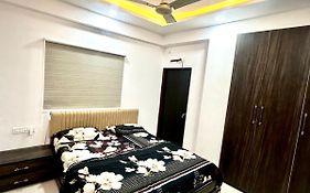 Cozy 2Bhk With Balcony & Kitchen