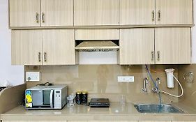 Cozy 2Bhk With Balcony & Kitchen